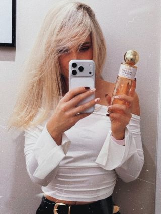 Naše parfémy ti budou slušet stejně jako @anna_kaha ❤️🌸 Vyber si světové vůně za zlomek ceny jen dnes ještě levněji 💐...